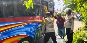 Cegah Gangguan Kamtibmas, Polsek Salahutu Amankan 200 Liter Sopi di Tulehu